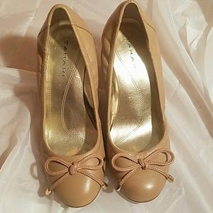Tahari Nude Livvy pumps EUC